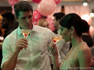 Sem perder tempo, Guto dá o maior mole para Silvia na festa de casamento (Foto: Felipe Monteiro / TV Globo) Sem perder tempo, Guto dá o maior mole para Silvia na festa de casamento (Foto: Felipe Monteiro / TV Globo)