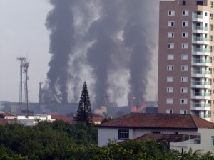Incêndio pode ser visto de várias partes de Santos (Foto: José Carlos Silvares)