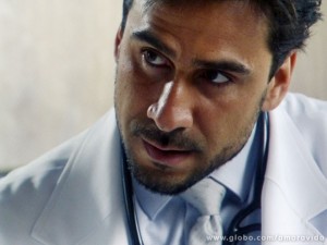 Jacques joga todo o seu charme para cima de Pilar... (Foto: Amor à Vida/TV Globo)