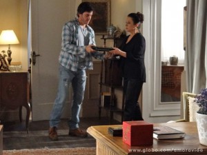 Lídia guardou o laptop depois que Leila o jogou pela janela (Foto: Amor à Vida/ TV Globo)