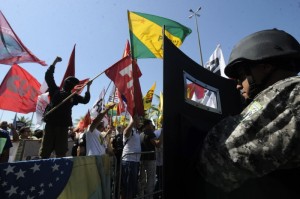 Manifestantes se reúnem na Barra para protestar contra leilão do pré-sal