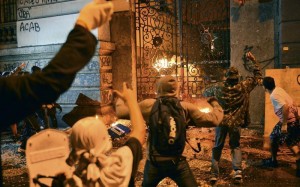 Manifestantes incendeiam ônibus e atacam consulado americano com coquetel-molotov no Rio