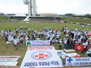 Ato em frente ao Congresso pede mais recursos para a saúde