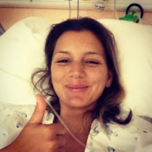 Surfista brasileira sofre queda em onda gigante e vai para UTI em Portugal