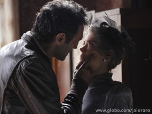 Ciumenta, Iolanda chama Mundo para conversar e recebe ultimato (Foto: Fábio Rocha/TV Globo)