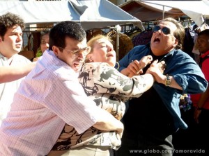 Concorrente parte para esganar Atílio (Foto: Amor à Vida/TV Globo)