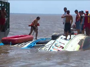 Naufrágio em procissão religiosa deixa doze mortos em Macapá
