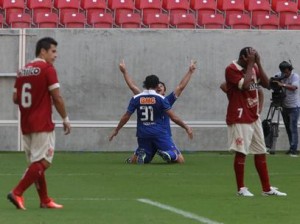 Cruzeiro faz 4 x 1 no Náutico em PE e segue com 11 pontos de vantagem