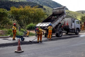 Rodovia RJ 116 com pontos de pare e siga no trecho entre Cachoeiras de Macacu e Nova Friburgo - Foto: Luiz Guilherme Fernandes