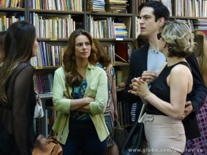 Paloma estranha irmão ter pedido dinheiro para Leila (Foto: Amor à Vida/ TV Globo)