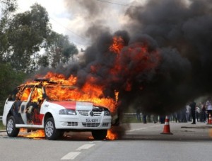 Protesto contra testes em cães tem confrontos e carros incendiados em São Roque (SP)