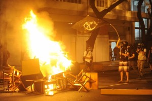 Tropa de Choque da PM detém mais de 40 manifestantes no centro do Rio