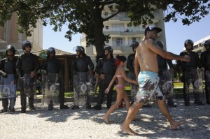 Banhista foram até à praia passando pelo exército que ocupou o local