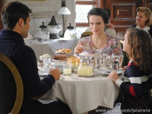 Amélia e Franz contam para Pérola que os três vãos aos Himalaias (Foto: Joia Rara/ TV Globo)