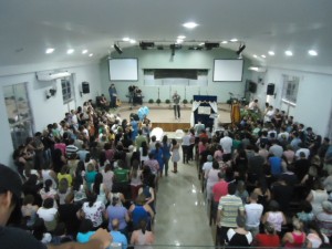 O Templo da SIBI ficou superlotado por amigos que foram despedir de Lucas - Foto: Blog do Adílson Ribeiro
