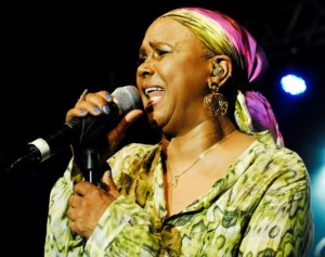 Sandra de Sá no sábado (19/10) no SESI Itaperuna   