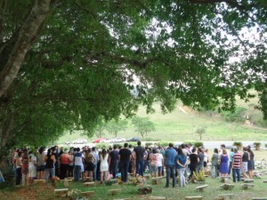 Amigos foram até o Jardim Vale das Orquídeas para se despedirem de Lucas de Castro Ferreira - Foto: Blog do Adilson Ribeiro