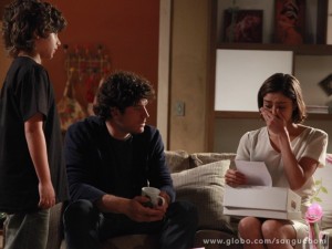 Amora cai no choro ao ler o bilhete deixado pela irmã (Foto: Ellen Soares/TV Globo)