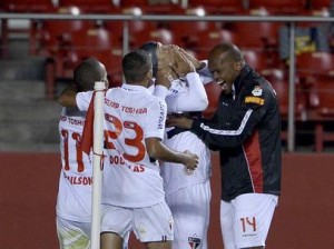 São Paulo bate o Vitória por 3 a 2 pelo Brasileiro e sai do Z4 São Paulo bate o Vitória por 3 a 2 pelo Brasileiro e sai do Z4