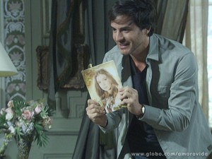Thales fica todo alegre com os primeiros exemplares do livro (Foto: Amor à Vida/TV Globo) Thales fica todo alegre com os primeiros exemplares do livro (Foto: Amor à Vida/TV Globo)