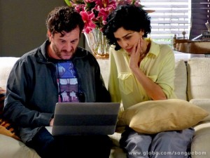 Verônica curte seu clipe (Foto: Sangue Bom / TV Globo)