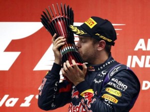 Vettel beija o troféu que deu o título do tetra