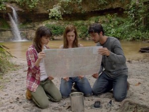 Sozinhos, Paulinha, Marlon e Joana encontram mapa e bússola enterrados (Foto: Além do Horizonte/TV Globo)