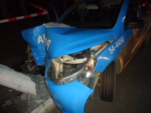 Acidente com carro da PM em Itaperuna - Foto: Adilson e Vânia Ribeiro / Blog do Adilson Ribeiro