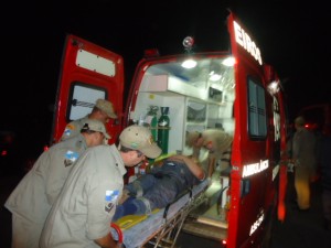 Acidente com carro da PM em Itaperuna - Foto: Adilson e Vânia Ribeiro / Blog do Adilson Ribeiro