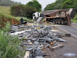 Trinta toneladas de granito caem de carreta na BR-356 - Foto: Rádio Muriaé