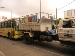 Acidente entre ônibus e caminhão da Prefeitura de Itaperuna - Foto: Dani Ribeiro/Blog do Adilson Ribeiro