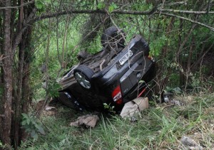 O carro de Jancarlos despencou de uma ribanceira (Foto: Foto: Roque Navarro/Tribuna de Petrópolis)