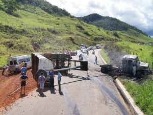 Carreta carregada de minério tomba e pega fogo na BR 356 Carreta carregada de minério tomba e pega fogo na BR 356