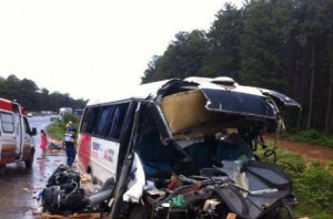 Acidente envolvendo carreta e micro-ônibus faz 15 mortos e vários feridos em Minas Gerais