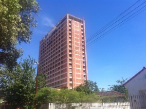 Operário caiu do 16º andar em obra no final do bairro da Pelinca (Foto: Priscilla Alves/ G1)