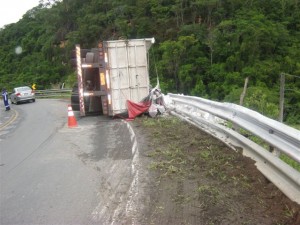 Carreta tomba e interrompe trecho da RJ 116 em Cantagalo
