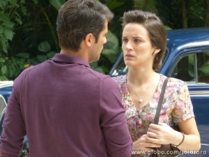 Amélia fala para Franz que Ernest é o mandante do atentado contra Mundo (Foto: Joia Rara/TV Globo)