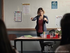 Olha a empolgação de Amora durante a aula! (Foto: Sangue Bom / TV Globo)