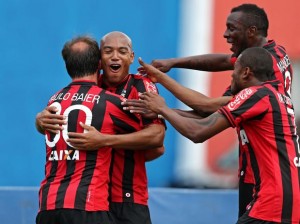 Atlético-PR derrota o São Paulo em Curitiba e avança no G4