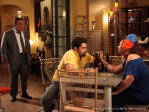 Atílio fica indigando ao achar que Márcia está de caso com Rinaldo (Foto: Jacson Voguel/TV Globo) Atílio fica indigando ao achar que Márcia está de caso com Rinaldo (Foto: Jacson Voguel/TV Globo)