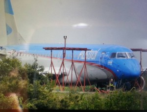 Avião que saiu do Brasil aterrissa fora da pista em aeroporto de Buenos Aires