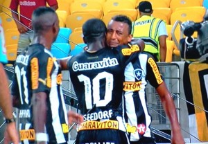 Botafogo goleia o Atlético-PR e volta ao G-4