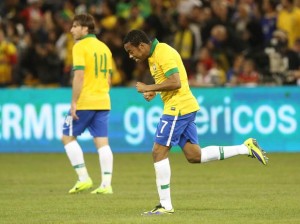 Seleção Brasileira termina 2013 com mais uma vitória: 2 a 1 sobre o Chile