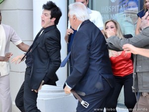 César não perdoa Félix e dá uma surra de cinto no filho (Foto: Ellen Soares / TV Globo)