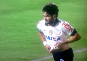 Fluminense perde para o Corinthians com gol de pênalti no final do jogo e vai para a Zona do Rebaixamento