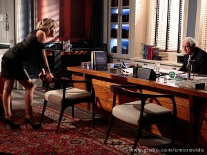 Edith faz revelação bombástica a César, que guarda o trunfo para si (Foto: Amor à Vida / TV Globo) Edith faz revelação bombástica a César, que guarda o trunfo para si (Foto: Amor à Vida / TV Globo)