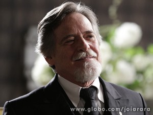 Ernest fica satisfeito por loira dispensar o operário (Foto: Ellen Soares/TV Globo)