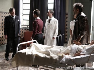 Ernest chega bem na hora e os dois quase partem para a briga (Foto: Fábio Rocha/TV Globo)