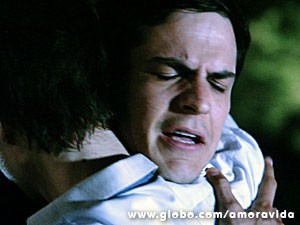 Félix se emociona ao abraçar o filho (Foto: Amor à Vida/TV Globo) Félix se emociona ao abraçar o filho (Foto: Amor à Vida/TV Globo)