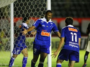 Cruzeiro bate o Vitória e se torna tricampeão antecipado do Brasileirão 2013